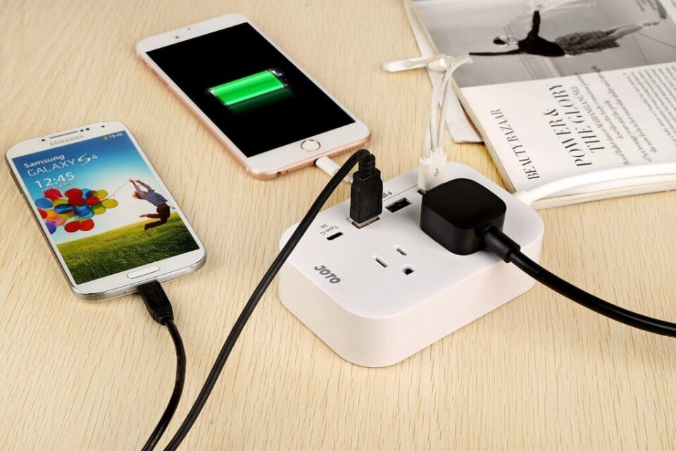 Chargeur universel pour les appareils portables: une réalité en